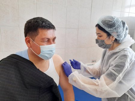 N°5 қалалық емхананың бас есепшісі Нұрлан Маликов "QazVac" вакцинасының алғашқы дозасын қабылдады